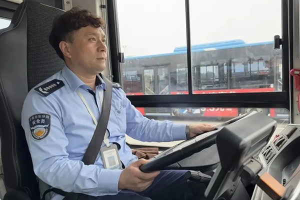 无锡公交集团公交车化身“救护车” 上演“生死营救”