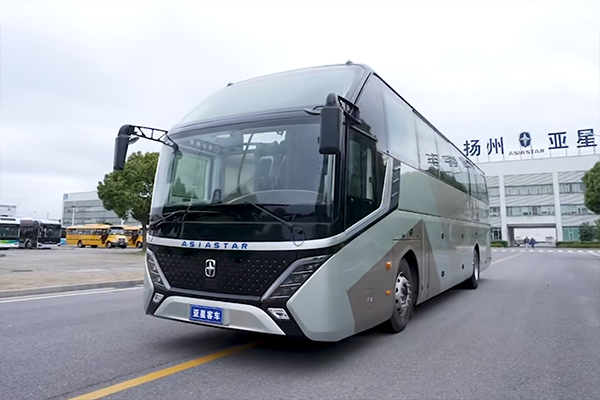 新系列X9-3领衔 亚星携多款车型亮相扬州新能源车产业大会