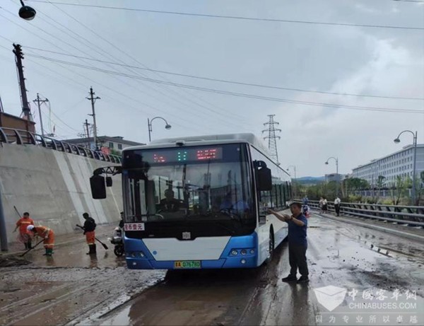 XINGKONG.COM 路面积水 危险点 应对措施