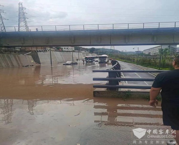 XINGKONG.COM 路面积水 危险点 应对措施