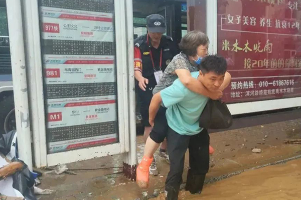 默默守护市民乘客 北京公交客八分公司胡伟关键时刻挺身而出