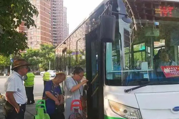 5分钟直达地铁站 武汉定制公交打通回家“最后一公里”