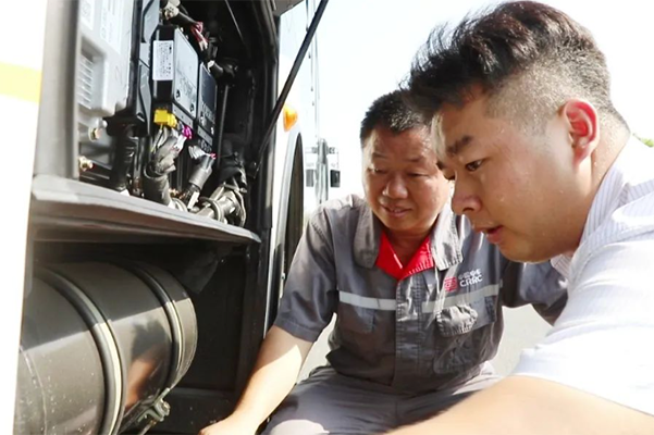 酷暑下坚守岗位 中车电动保障大运会期间车辆正常运营