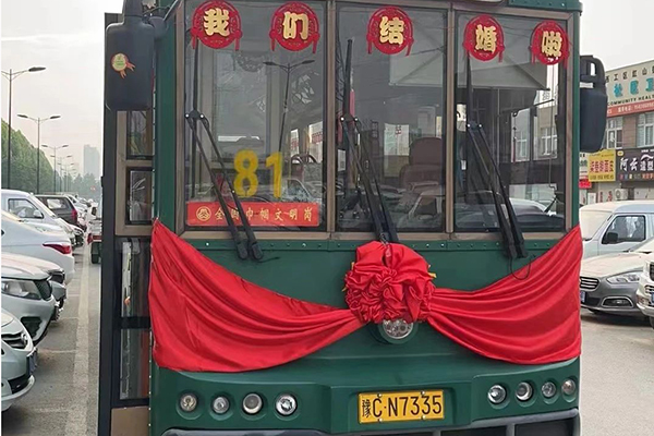 包公交当婚车 洛阳公交复古铛铛车助力低碳环保新风尚