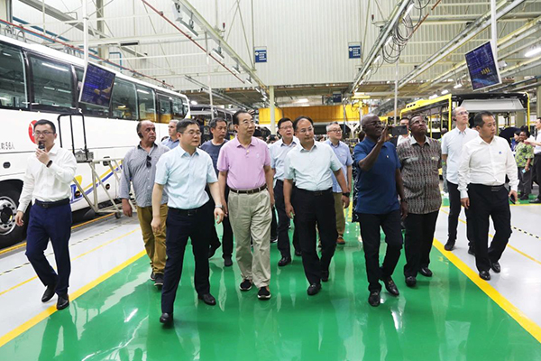 中国汽车制造业的全球化步伐 20国驻华使节参访宇通集团