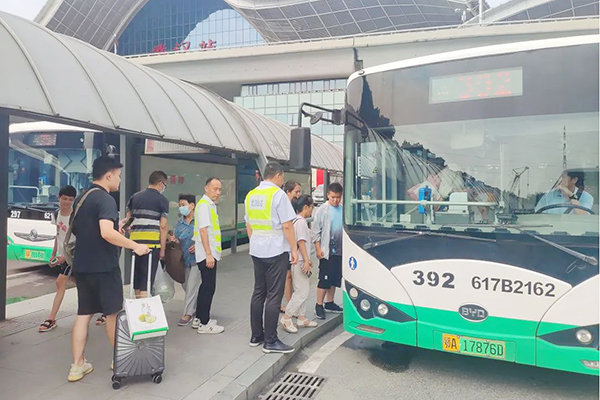 应对返校高峰到来 武汉公交集团多条线路加密车次