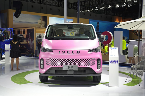 南京依维柯登陆成都车展 多款车型引发现场围观