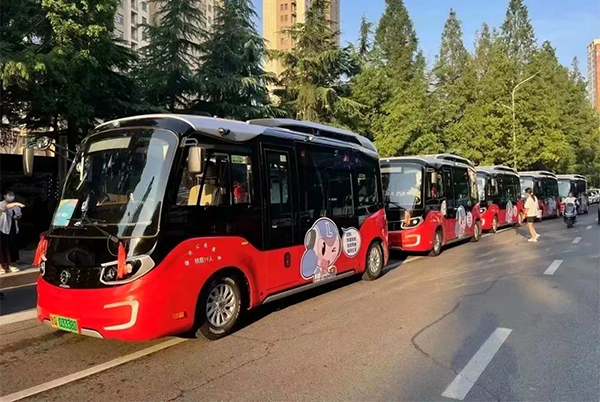 携手临沂公交 金旅星辰纯电动公交开启“护学”模式