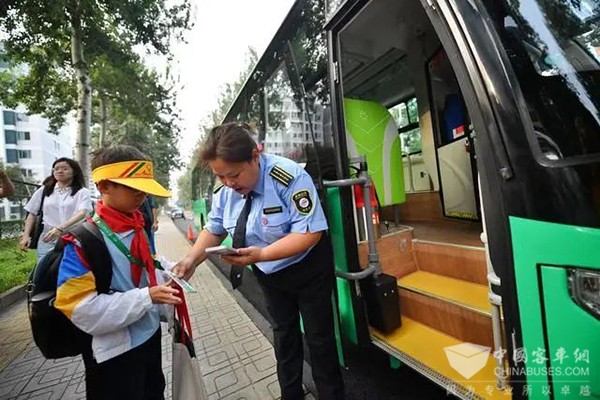 通学公交车 秋季学期 安全方面 新选择