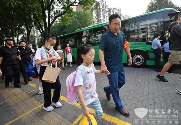 通学公交车 秋季学期 安全方面 新选择