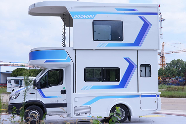 想呼朋唤友说走就走 或许你需要依维柯这款双层房车