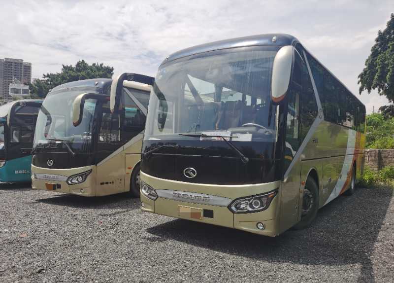 2018年10月 两台精品39座国五金龙6105气囊车