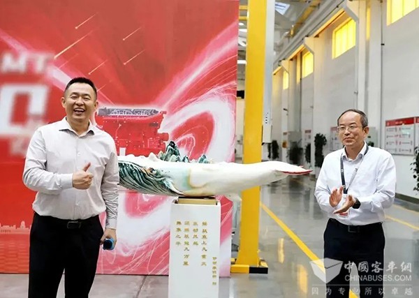 东风康明斯 赢动 AMT 第10000台 下线