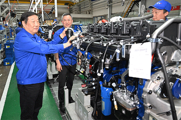 谭旭光亲临潍柴西港新能源公司 现场调度解决产能瓶颈问题