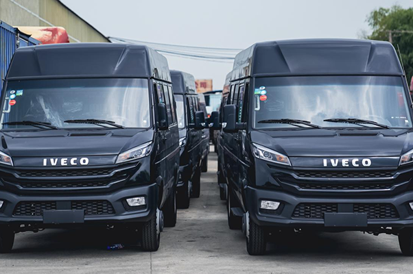 积极助力备战双十一 依维柯全新得意再度交付顺丰速运