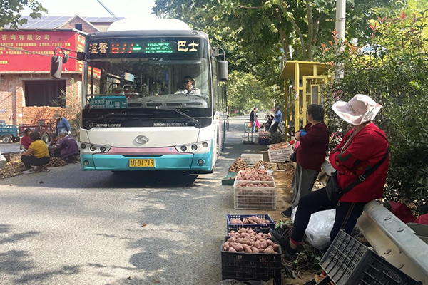 村民有需求公交伸援手 交运温馨巴士驾驶员助农忙