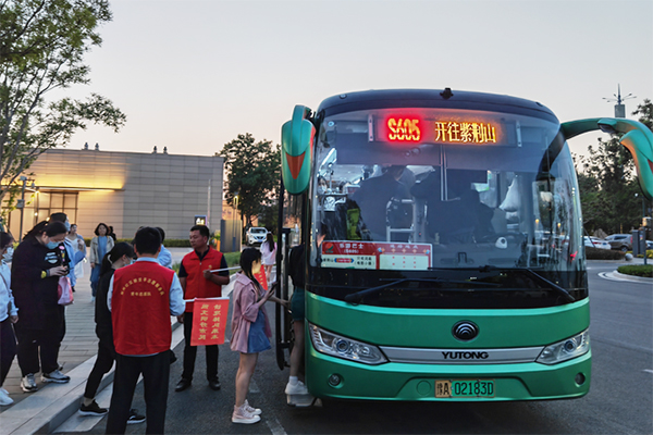 带上家人乘公交 郑州公交旅游专线助力畅游最美的季节