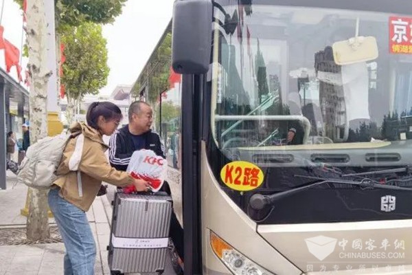 聊城市 主城区 市民免费乘坐 城市公交车