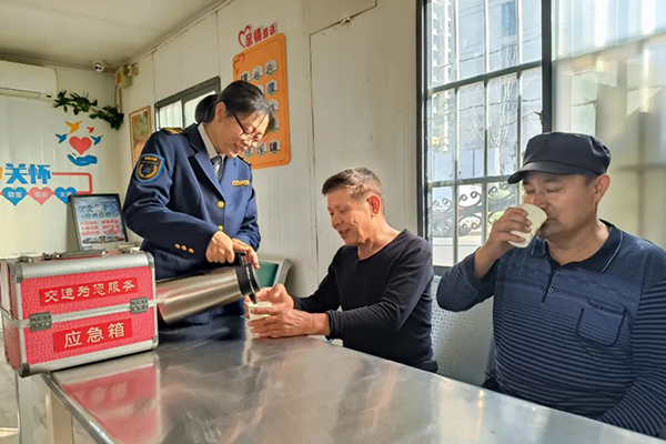 为乘客送温暖 交运温馨巴士14处温馨候车小屋开门纳客