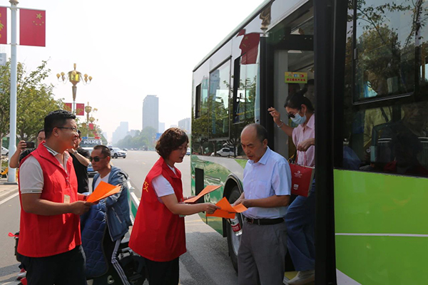 方便市民扫墓祭祀 潍坊公交集团开通寒衣节祭扫便民直通车