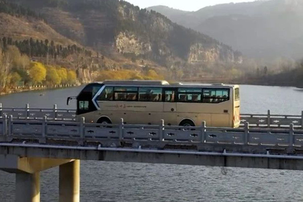 乘中通客车欣赏大美秋色 感受5A级健康座舱带来的秋高气爽