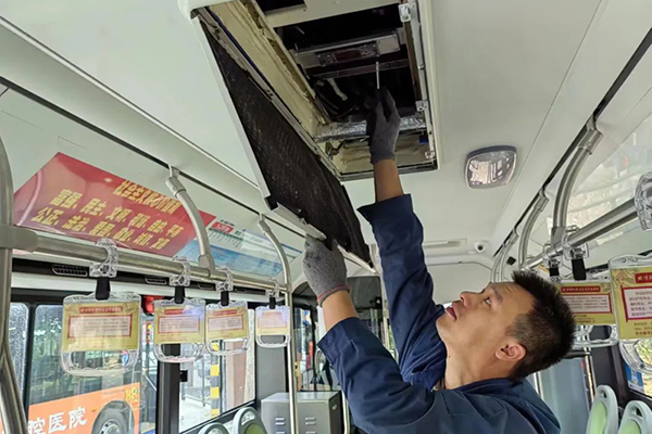 全力筑牢安全防线 石家庄公交对营运车辆开展维护以及养护工作
