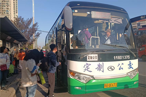 采取定时定点发班 武汉开通新洲阳逻至武汉火车站定制公交