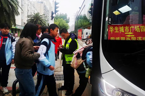 从小区门口安全到学校 武汉公交集团开通506路定制专车