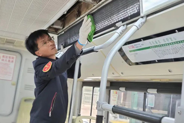 确保市民温暖出行 郑州公交集团车辆将适时开启暖风系统