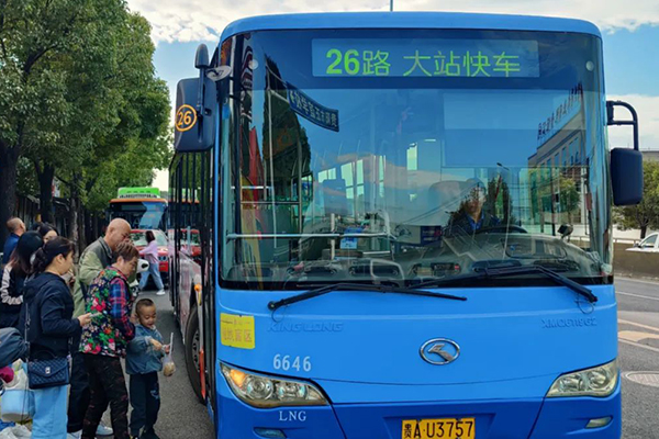 绿色治堵公交先行 贵阳公交集团已开通形式多样定制专线