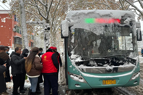 保障市民恶劣天气顺利出行 郑州公交各岗位联动大雪中凌晨探路