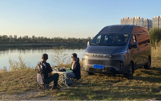 年轻人的梦想生活 驾驶依维柯 开启房车自驾游