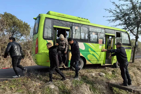 不断提升应急处置能力 绍兴公交开展冬季行车事故救援演练