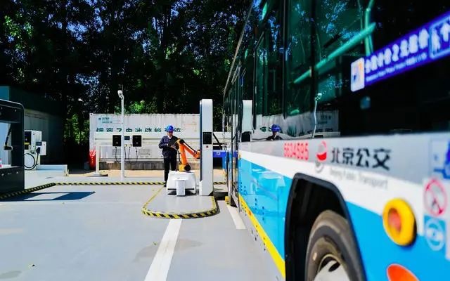 首次实现充绿电！北京超8000辆电动公交车“零碳”升级