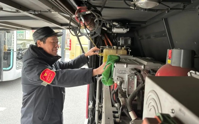 安全行车105.5万公里 这位公交驾驶员是怎么做到的？