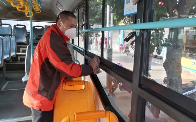 情满春运 公交夫妻暖心接力 帮助老人踏上回家路