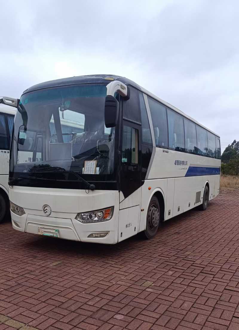  同款两台非营运油混49座51座各一台金旅6112