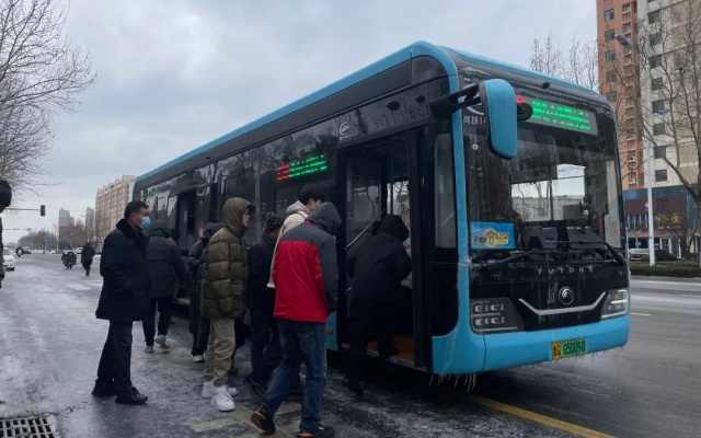 全力以赴战风雪 临沂公交温暖乘客出行路