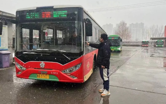 以雪为令、快速反应 石家庄公交为乘客雪天出行保驾护航