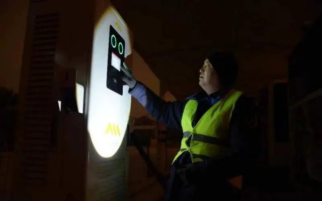 深夜步行3万步 武汉公交充电工保公交满电出行