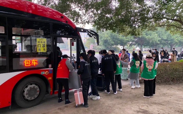 定制通学专线 成都公交“连学校”服务这样护航通学出行