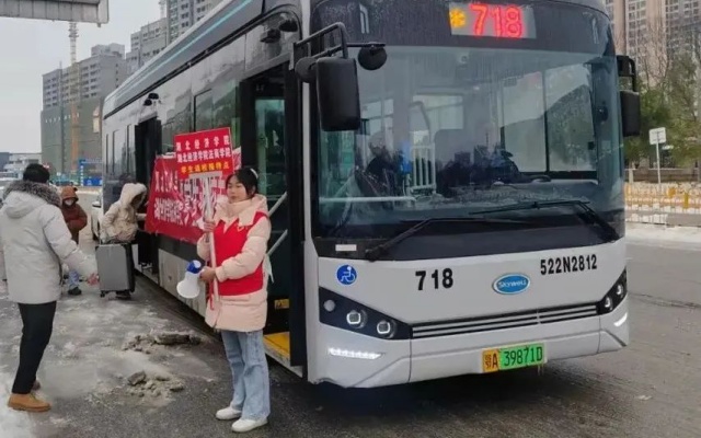 “地铁口直达宿舍楼” 武汉定制公交专线方便大学生返校
