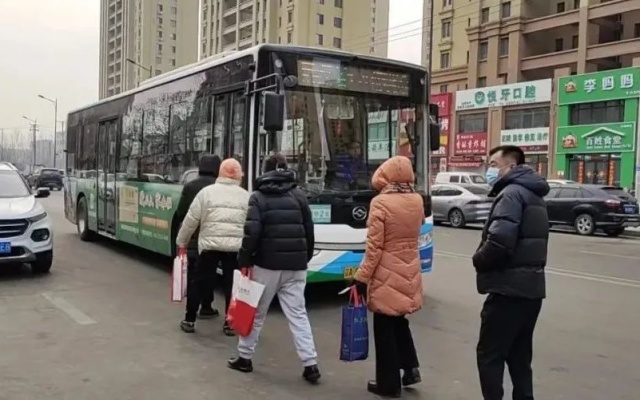 开启“护学模式” 沈阳公交为莘莘学子保驾护航
