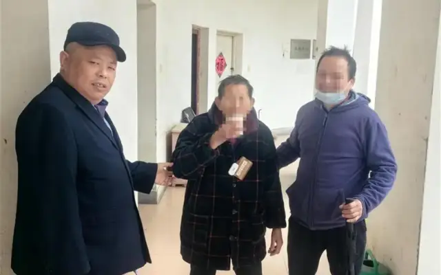 八旬老奶奶独自上车走失 幸遇好心人一路接力找到亲人