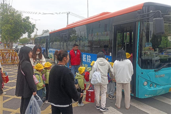 助当地学子春游出行 苏州公交定制公交上线