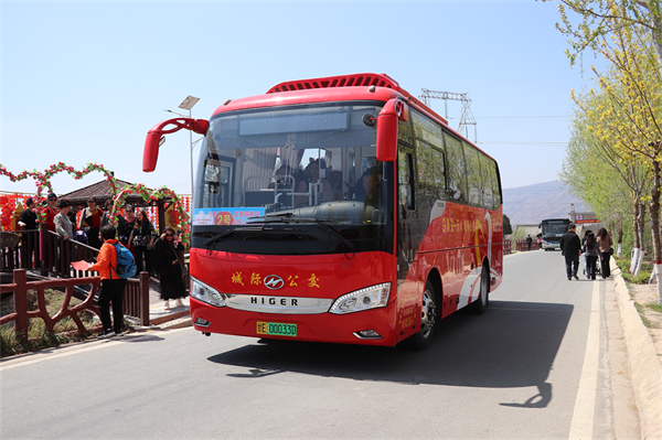 一碗麻辣烫引爆天水旅游 看苏州金龙为当地桃花会保驾护航