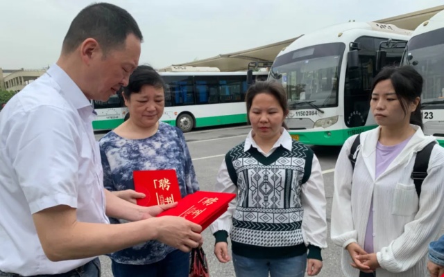 助力公交安全运营 这条线路聘请乘客当“义务监督员”