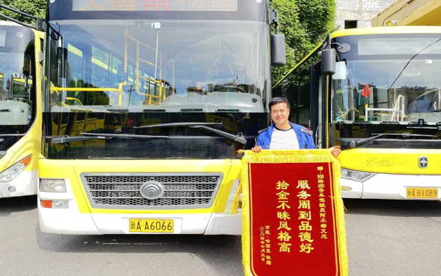 让善举在车厢内流动 让真情在城市里驻足