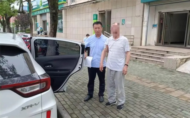 以爱为航 武汉公交人暖心护送迷路老人回家