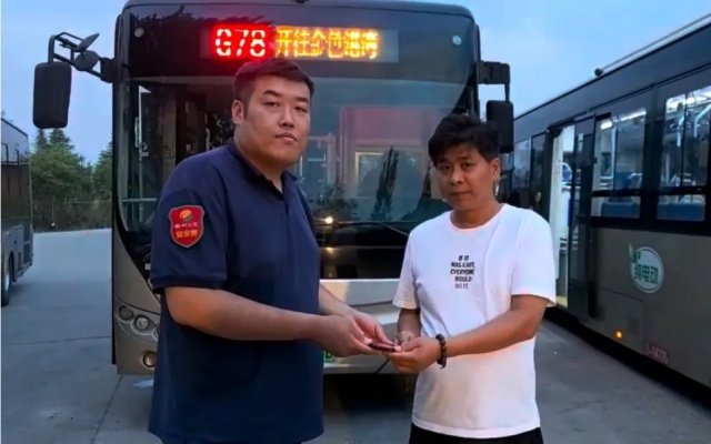 爱随车行 粗心乘客丢失手机 郑州公交车长细心归还